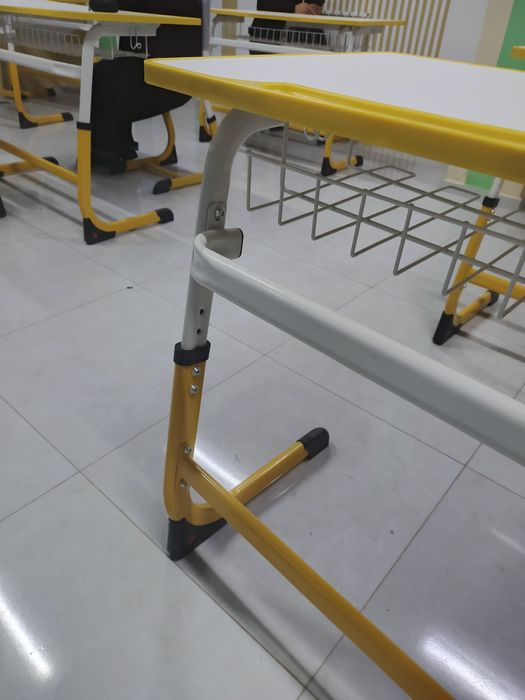 Zamonaviy ergonamik parta va stul sotiladi.