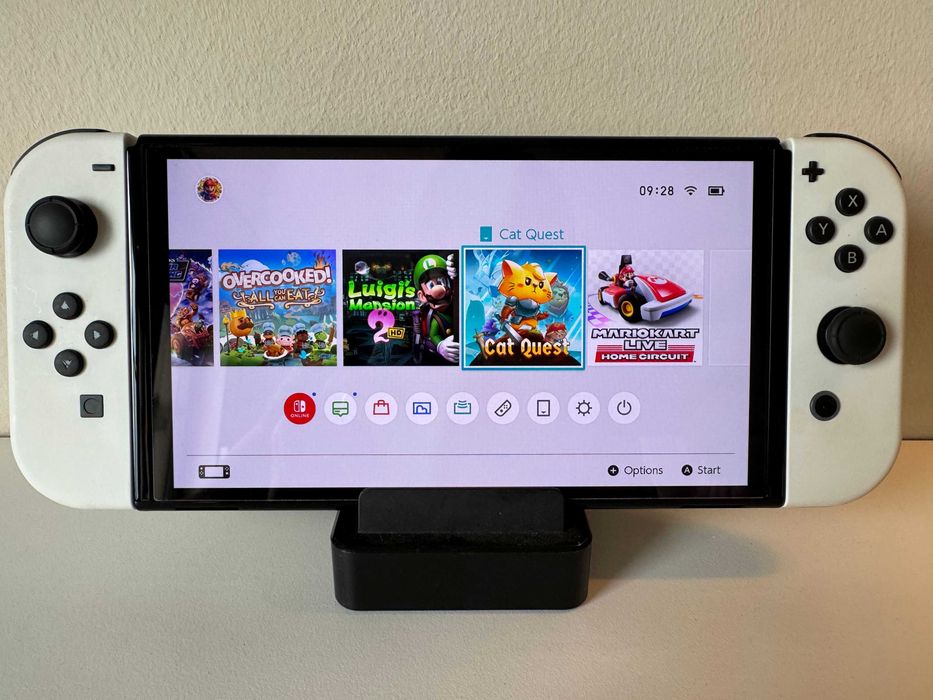 Nintendo Switch OLED + 11 игри + 2 Pro Controller + HORI