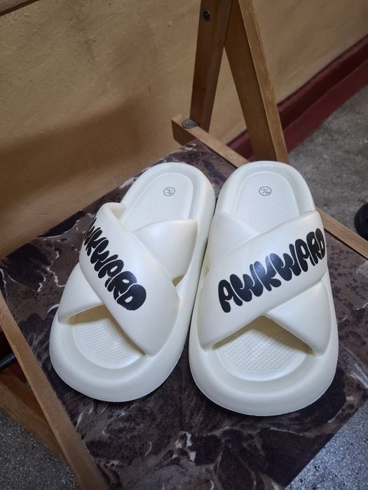 Papuci noi crem Cropp