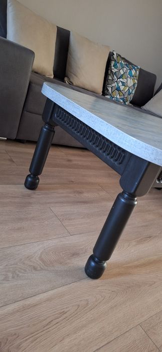 холна маса с дървени крачета и профил около нея