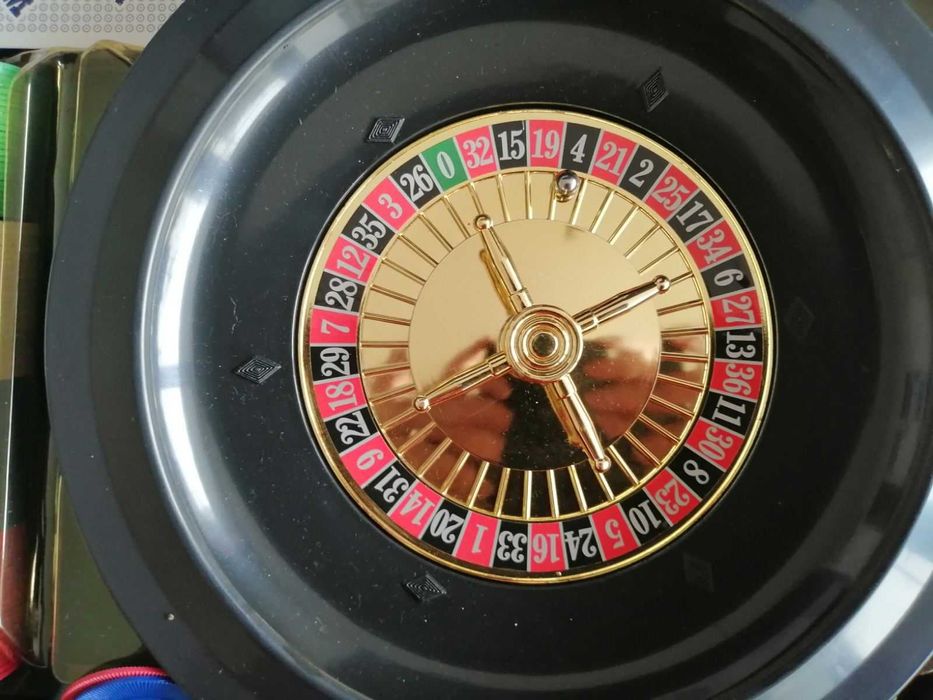 мини истинска казино рулетка с карти,чиипове и зарчета.