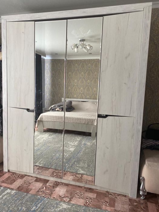 Спальная мебель в отличном состоянии вместе с матрасом