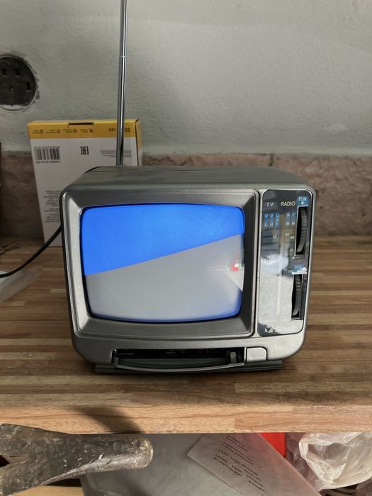 Телевизор, швабра, бутсы, плойка, тени, картина, СГУ,подставкаДляРучек