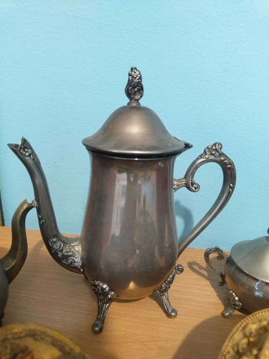 Антикварни декоративни метални съдове – чайници и позлатени кутии