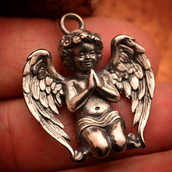 Сребърен медальон 925 Ангел в молитва– Талисман на вярата и светлината