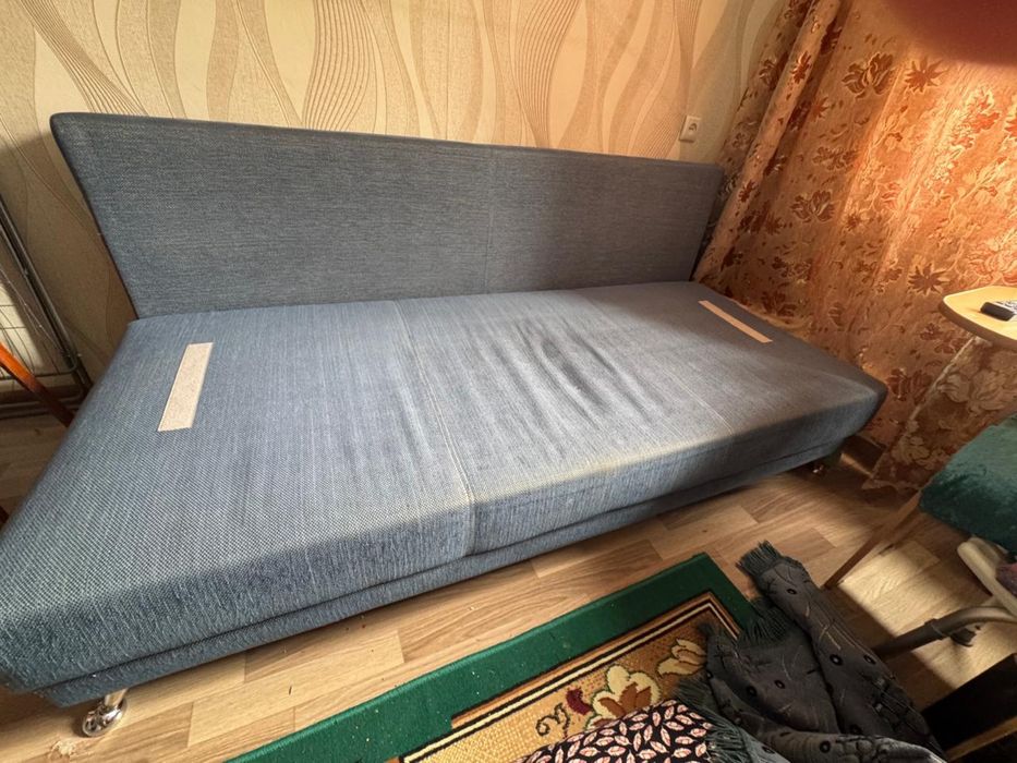 Диван темно синий на обмен