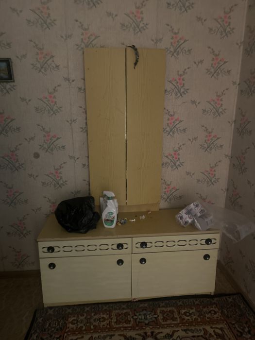 Продам шкафы и серванты