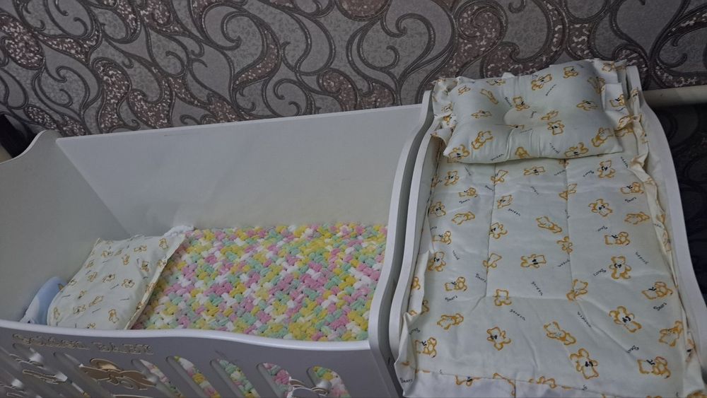 Bolalar mebeli.Pardasi koʻrpa yostiqchasi bilan. Manzil Guliston sh.