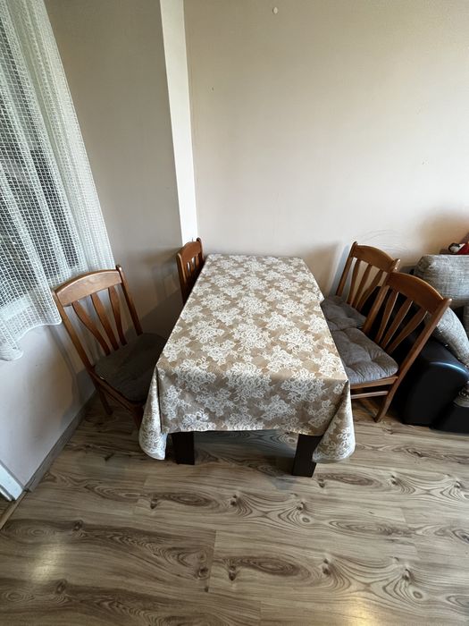 Маса с четири стола