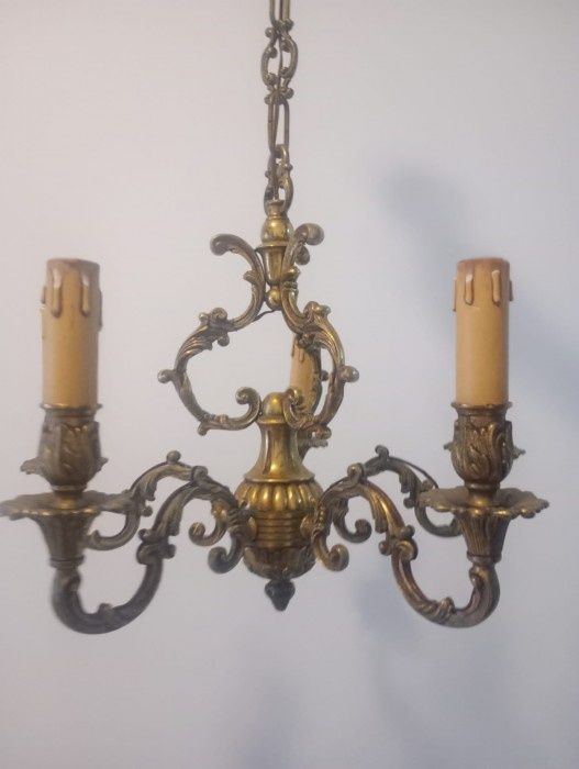Candelabru antic in stil francez din bronz masiv cu 5 brațe ,piesa cu o lucrătură de o foarte mare finețe, diametrul 44 cm ,lungime cu tot cu lanț 80