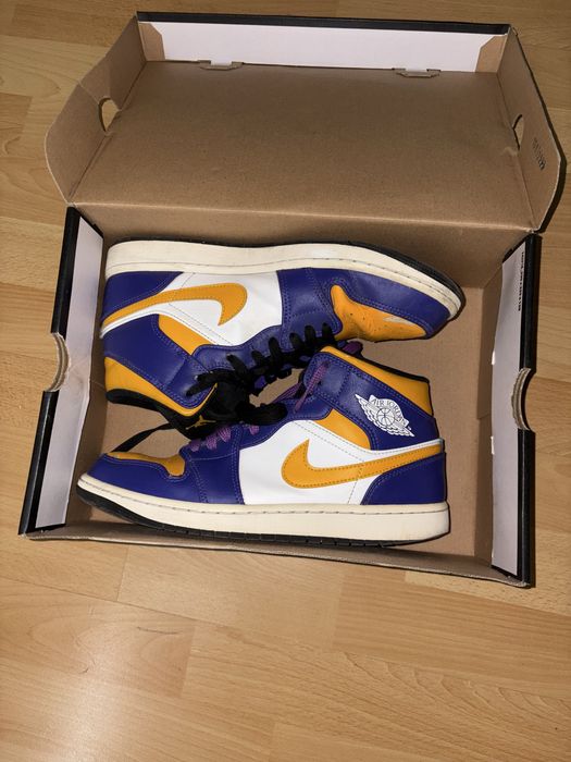 Jordan 1 mid обувки