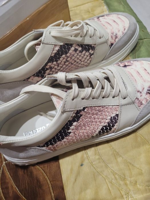 Продам кроссовки весна лето