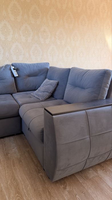 Продам угловой диван с подушками