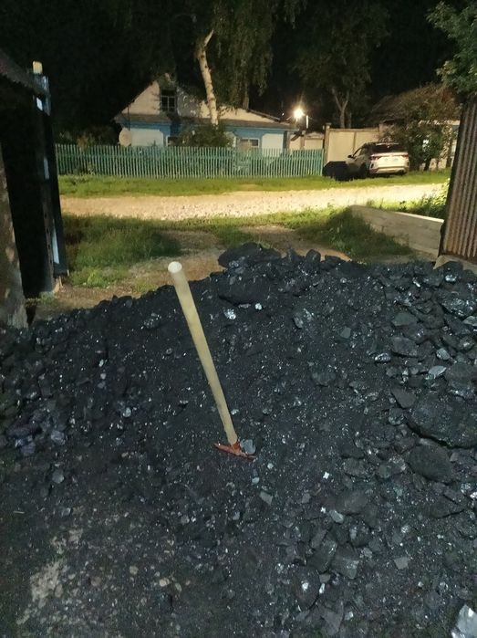 Перекидаю уголь в углярку