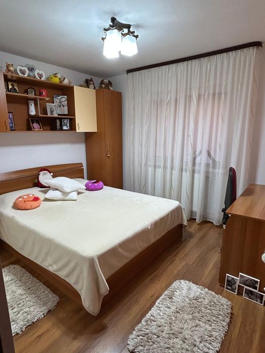 De vanzare apartament  trei camere