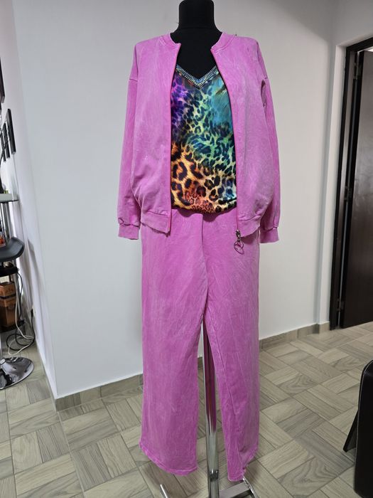 Trening roz barbie, model cu pantalon larg, buzunare laterale
