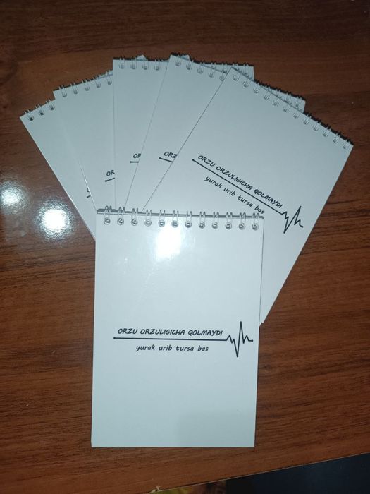 Brendinggiz logotipi tushirilgan prujinali bloknotlar