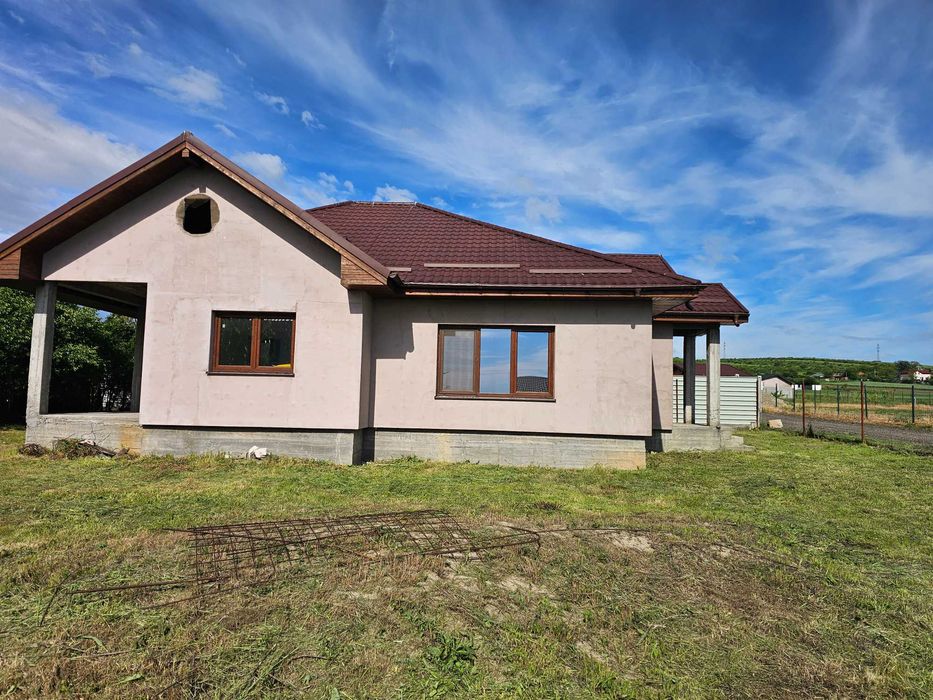 Casa de vânzare în Dudovicesti, Șimnicu de Sus. Casă este compusa din 2 dormitoare, un living generos, bucătărie spațioasă beci și terasa.
