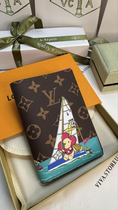 Кожаная обложка на паспорт LV