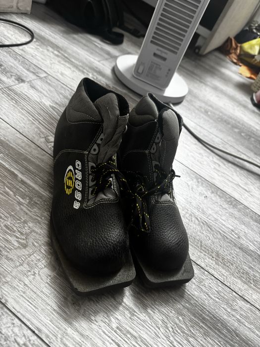 Коньки и лыжные ботинки