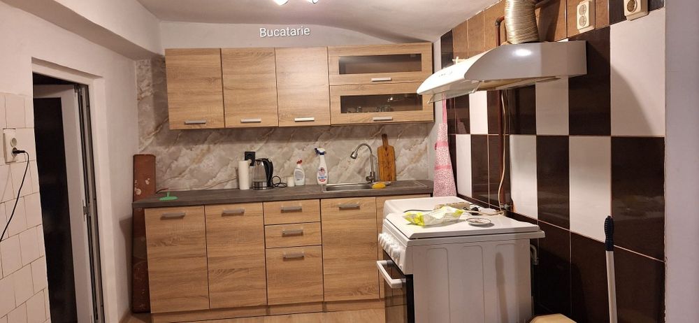 Închiriez corp de casa