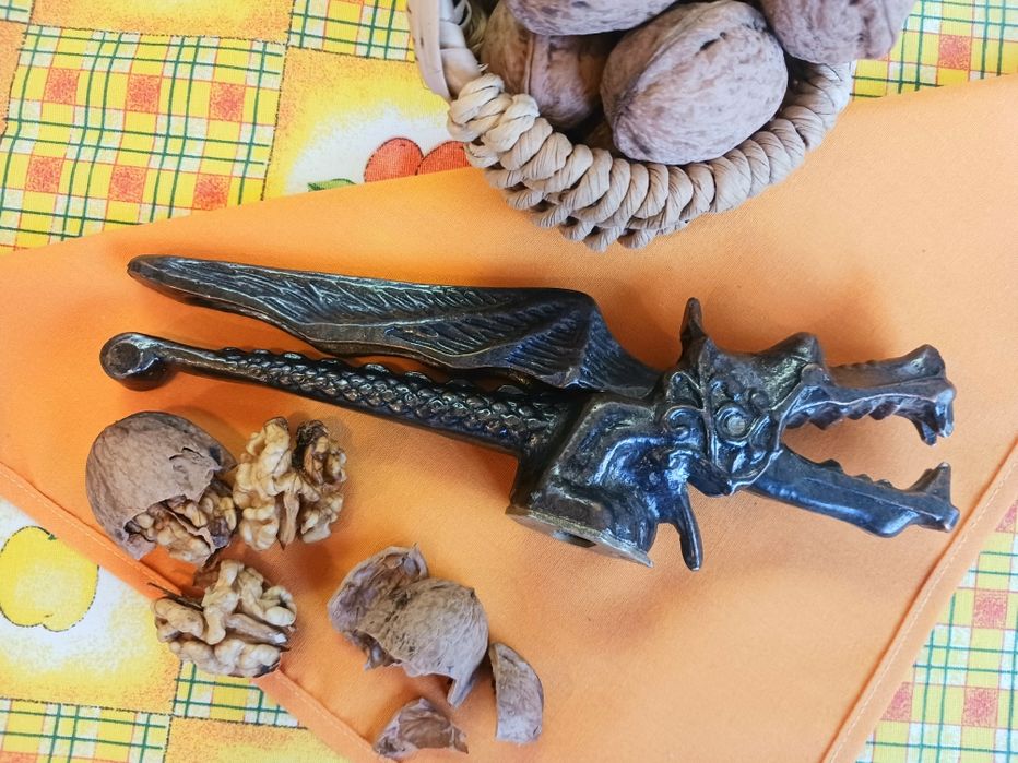 ОРЕХОТРОШАЧКА стара ретро колекция. Лешникотрошачка отварачка за бутил