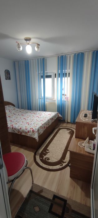 PROPRIETAR vând apartament 3 camere decomandat