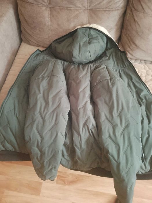 Продам куртку новую
