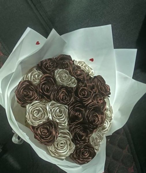 розы из атластной ленты