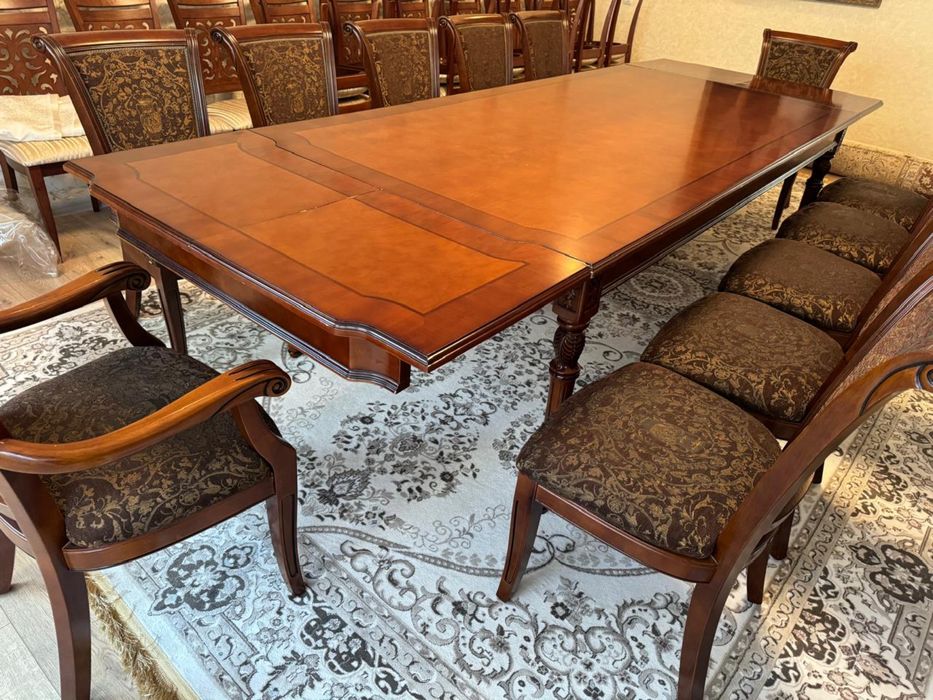 Стол и стулья