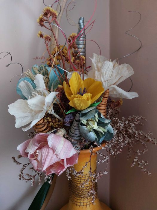 Ръчно изработени цветя за украса от естествени материали