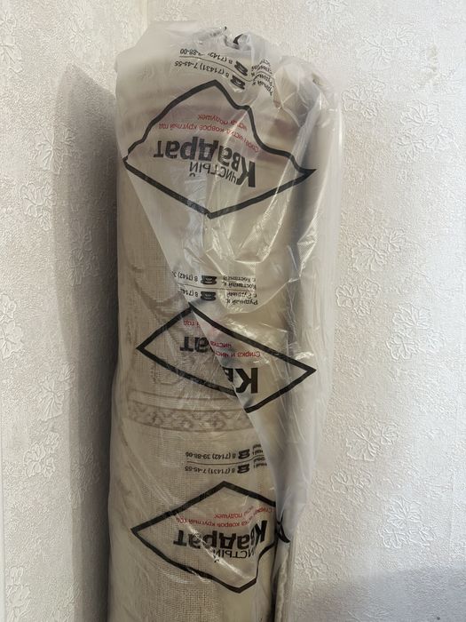 Ковер длинный пять метров в длинну, ширина где то два