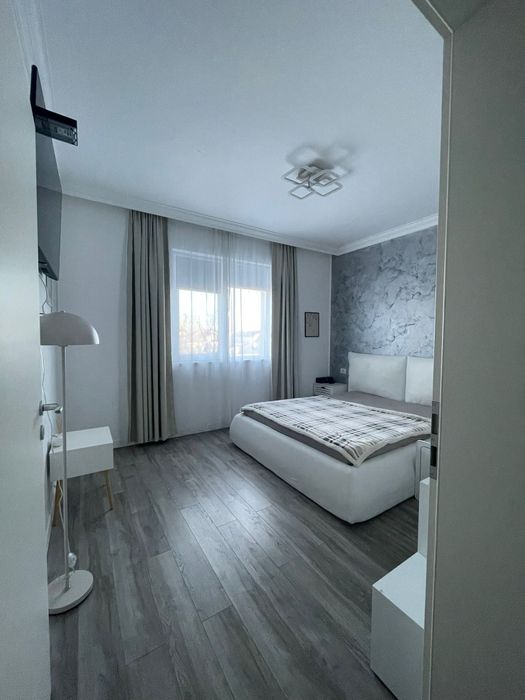 Vând pat matrimonial cu ladă de depozitare  160/200 alb murdar + salte