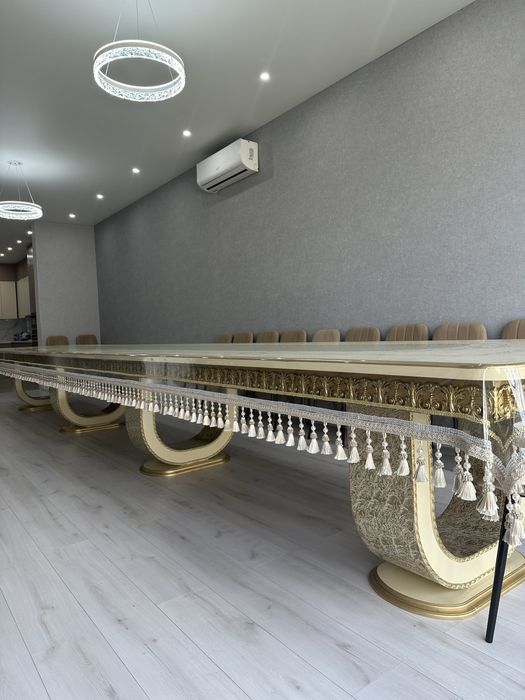 Большой стол со стульями