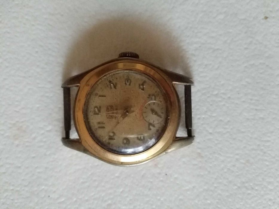 Стари Дамски и Мъжки Часовници Работещи Три от Тях