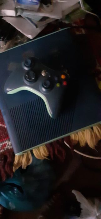 Vând Xbox 360 cu o manetă.