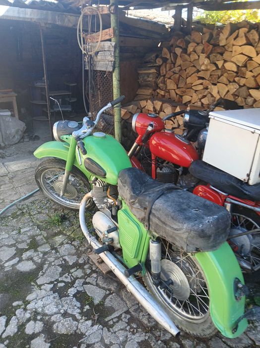 Подават се мотори ява на снимката. Моторите са ява и симсон.