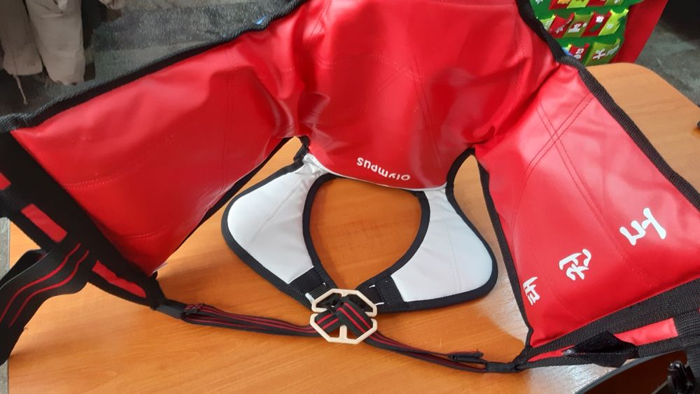 Vând protectie corp Taekwondo