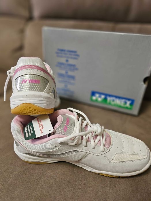 Yonex дамски маратонки за бадминтон номер 42 стелка 27см.