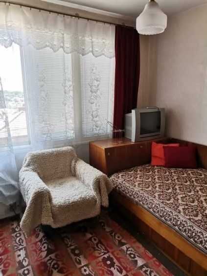 Продава се самостоятелно двуетажно жилище в масивна къща в гр. Попово