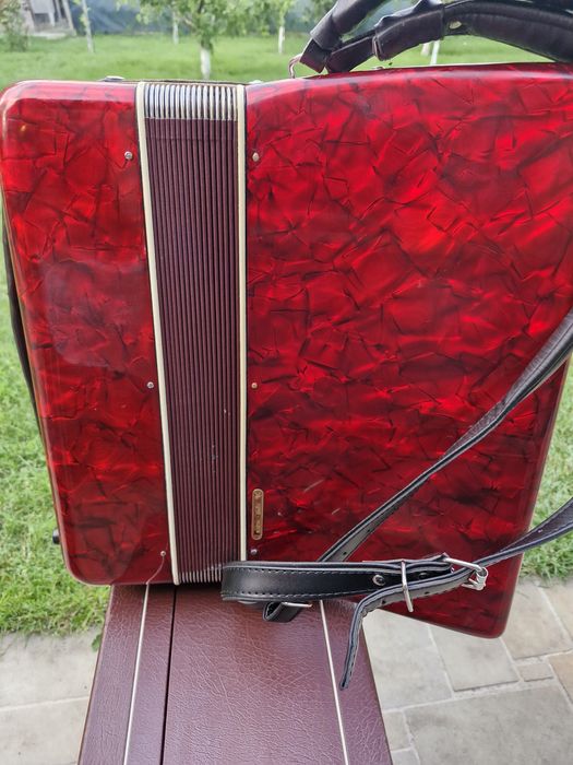 Vând acordeon Parrot cu 80 de basi rosu