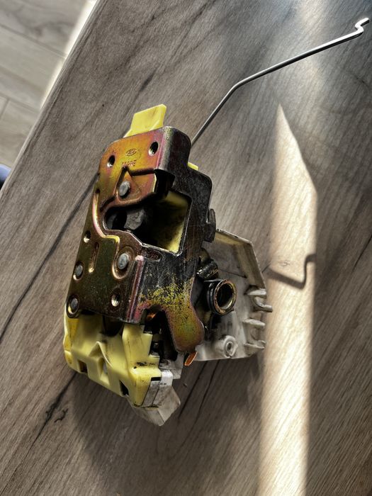 Брава за предна лява врата Форд Фокус