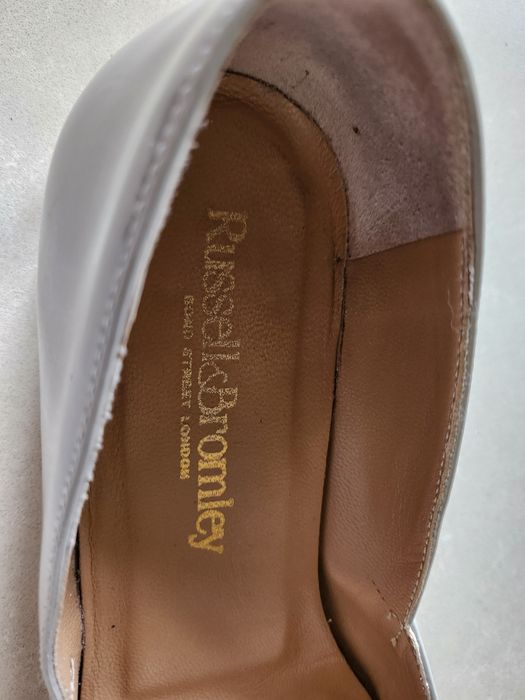 Елегантни обувки на английската марка Russell  Bromley