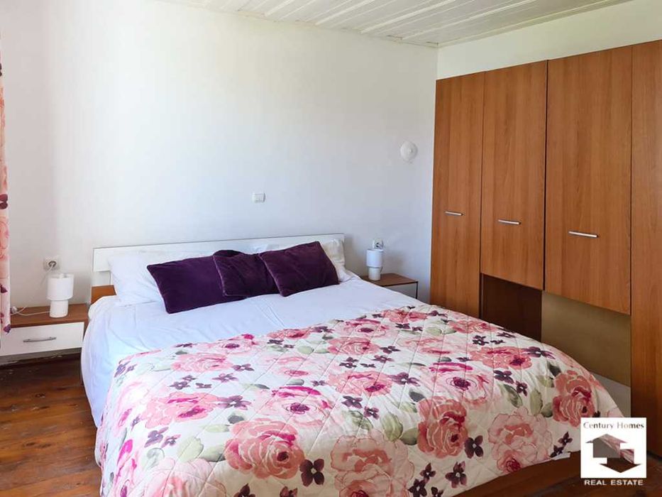 116218 Двуетажна къща с равен двор и стопански постройки в с. Ресен