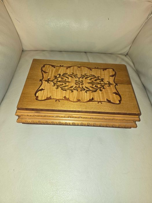 Cutie veche de lemn sculptat, furniruit si lacuit