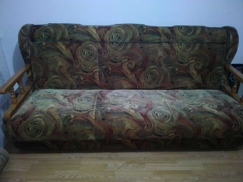 Mobila, canapea, sifonier, rafturi negre, birou, pat pal fac si schimb