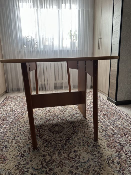 Стол раскладной,практичный