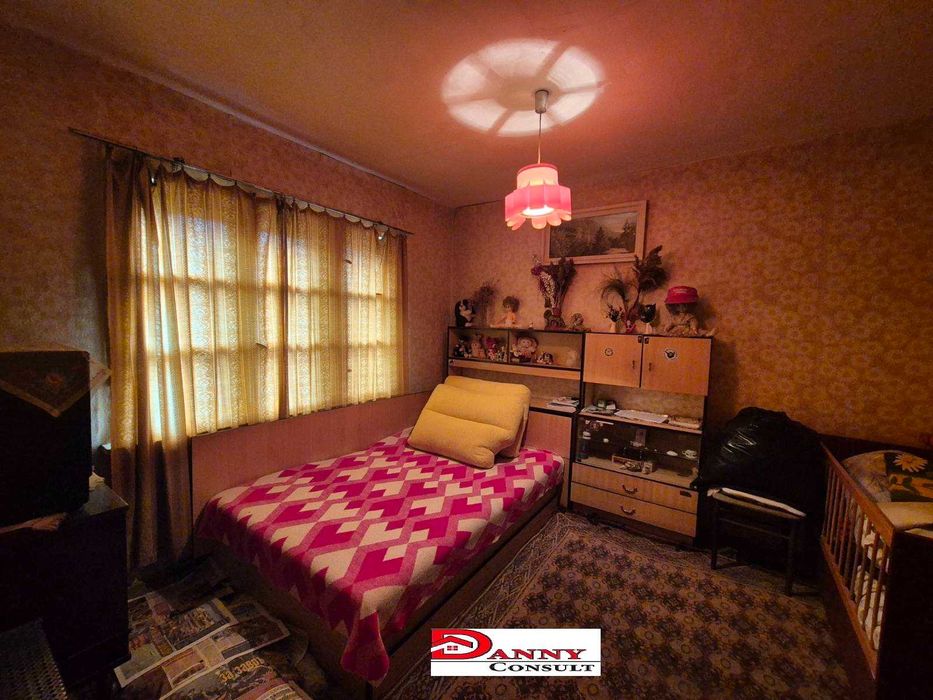 Къща с двор и кладенец в с. Бутово, общ. Павликени