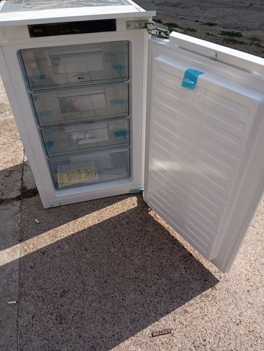 Чисто нов малък фризер за вграждане АЕГ Aeg  с две години гаранция!
