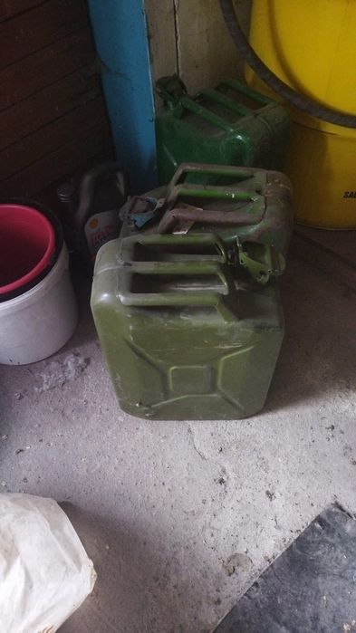 Канистры 20 л две штуки